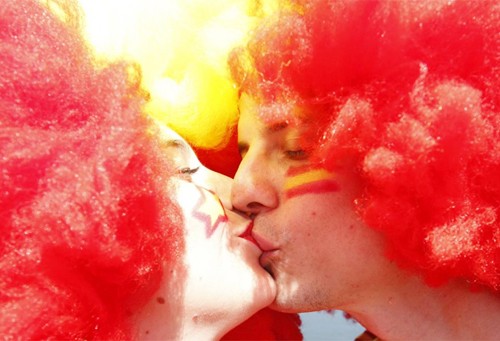 Cặp đôi rực rỡ sắc màu của Tây Ban Nha hôn nhau say mê trên khán đài.